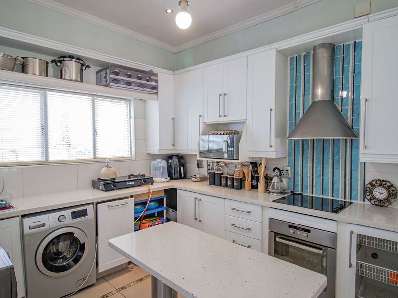 Versatile Family Living with Flatlet and Pool in Prime Location - Photo 9