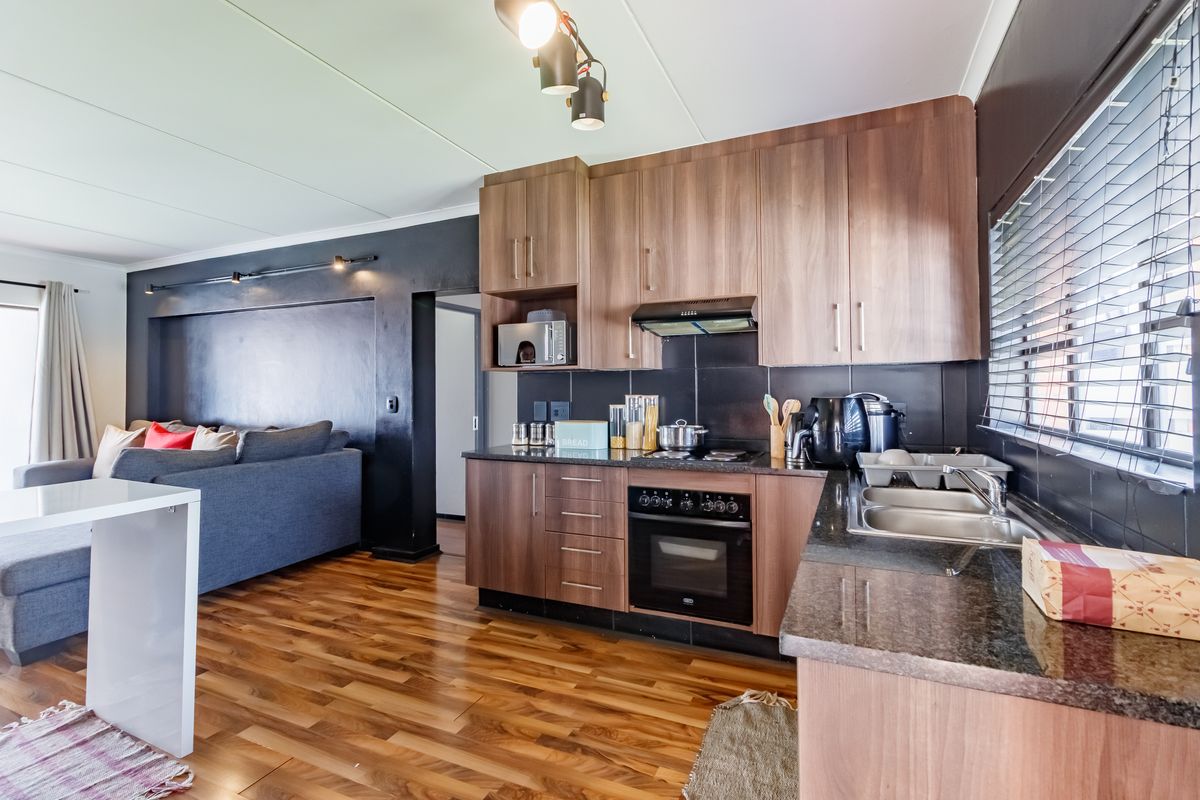 Modern Ground Floor Apartment with Private Garden and Storeroom - Photo 3