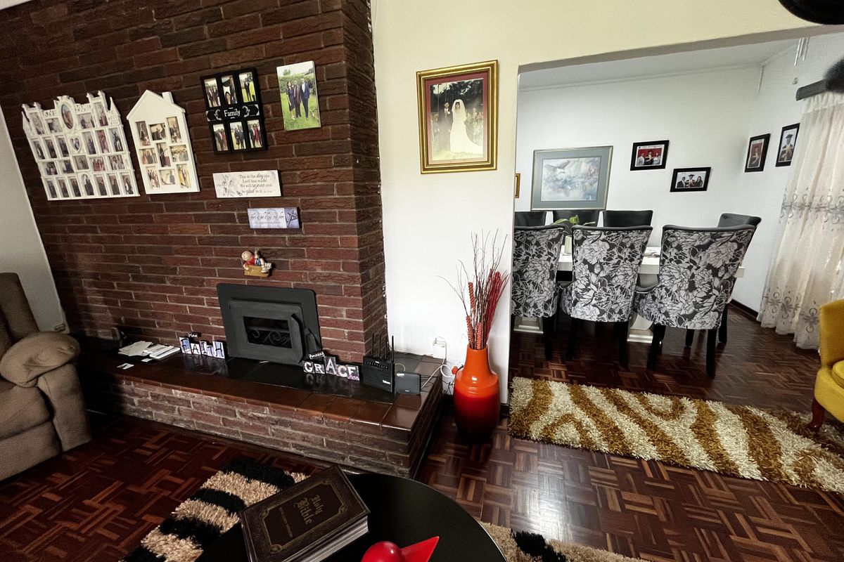 Dream Family Home with Modern Finishes & Stunning Entertainment Area - Photo 5