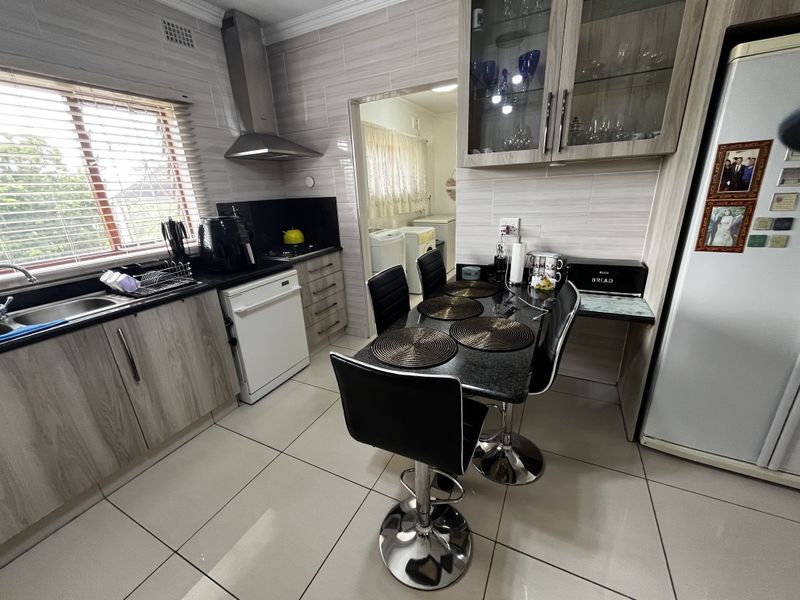 Dream Family Home with Modern Finishes & Stunning Entertainment Area - Photo 8