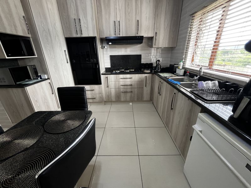 Dream Family Home with Modern Finishes & Stunning Entertainment Area - Photo 9