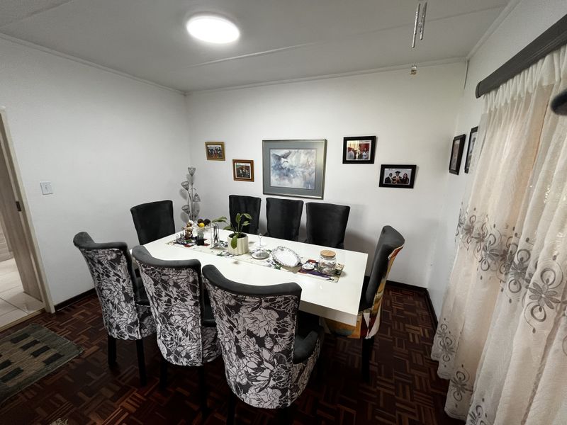 Dream Family Home with Modern Finishes & Stunning Entertainment Area - Photo 6