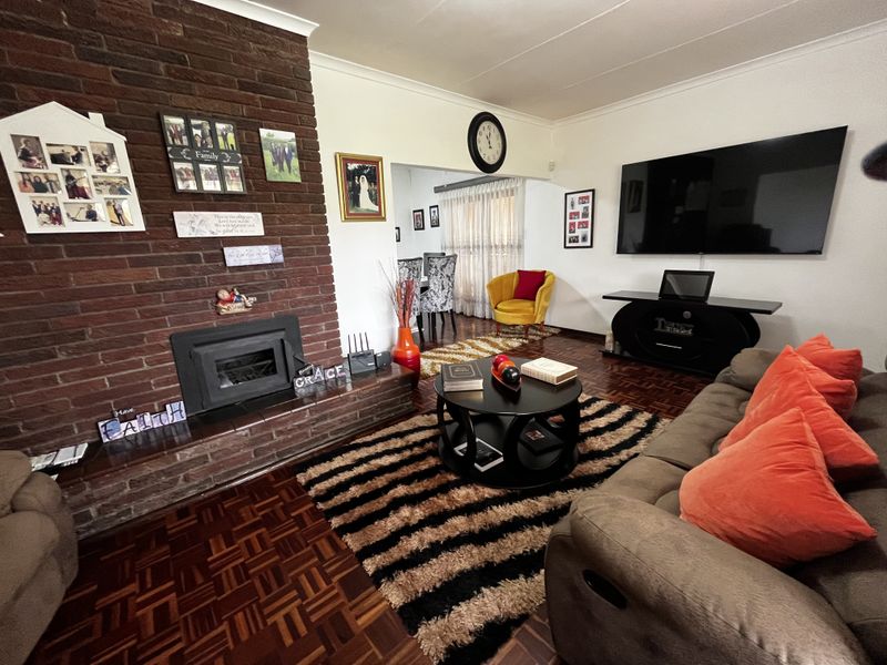 Dream Family Home with Modern Finishes & Stunning Entertainment Area - Photo 4