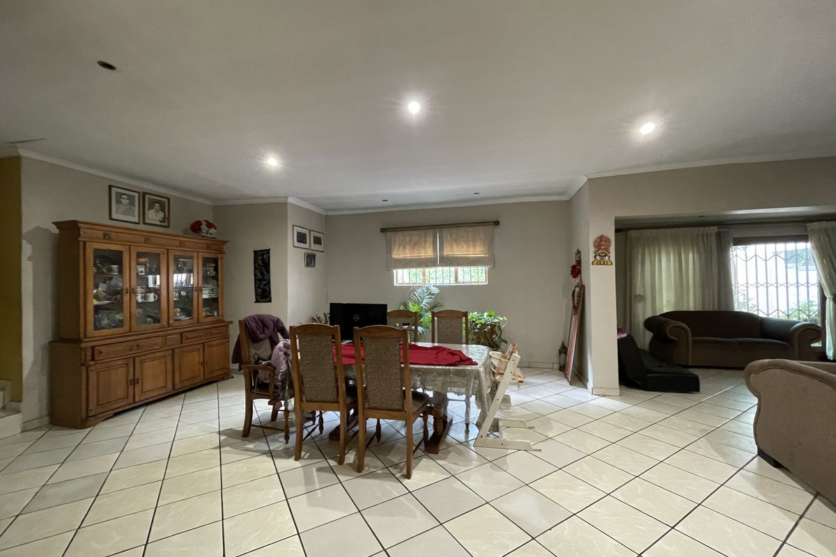 4 Bedroom Home offers lots of  Potential - Photo 4