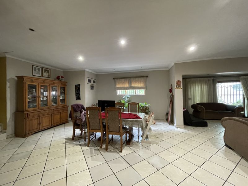 4 Bedroom Home offers lots of  Potential - Photo 4