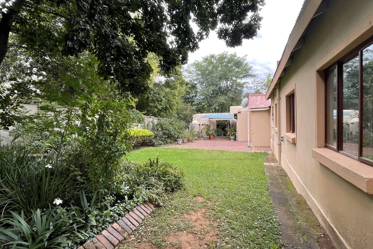 4 Bedroom Home offers lots of  Potential - Photo 3