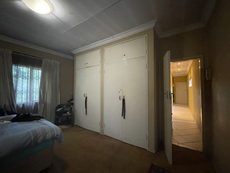 4 Bedroom Home offers lots of  Potential - Photo 10