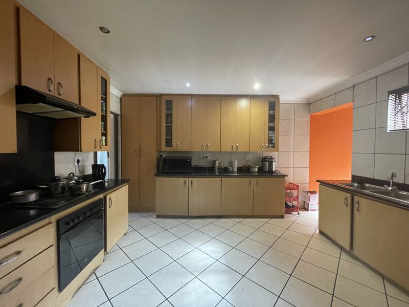 4 Bedroom Home offers lots of  Potential - Photo 6