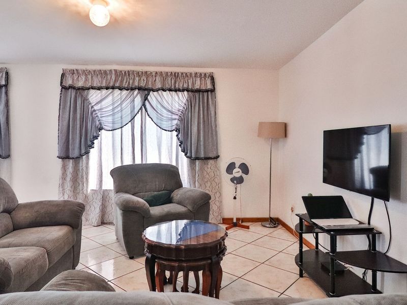 Rowallan Park, first floor, 3-bedroom apartment - Photo 3