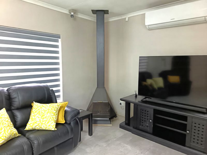 Immaculate Entertainer’s Dream – Luxury Family Living with Pool, Lapa & Stylish Finishes - Photo 7