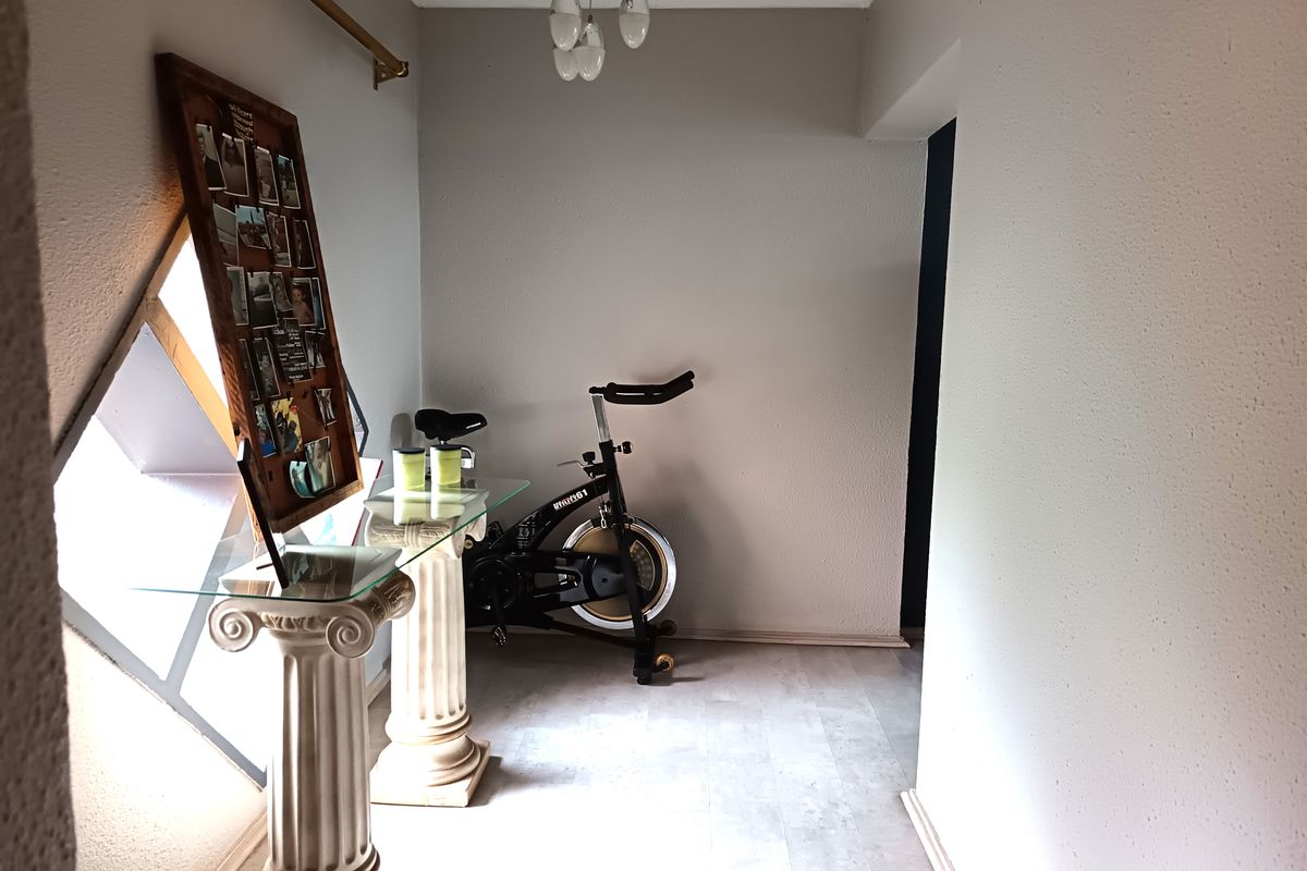 Immaculate Entertainer’s Dream – Luxury Family Living with Pool, Lapa & Stylish Finishes - Photo 4