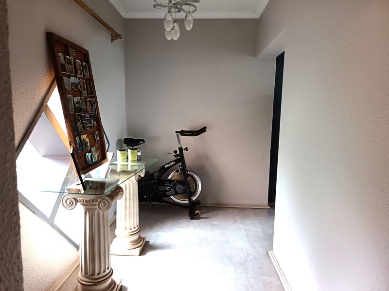 Immaculate Entertainer’s Dream – Luxury Family Living with Pool, Lapa & Stylish Finishes - Photo 4