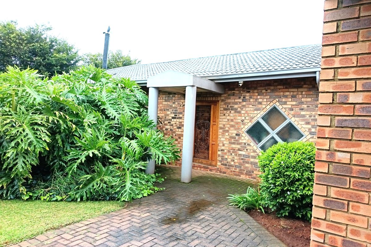 Immaculate Entertainer’s Dream – Luxury Family Living with Pool, Lapa & Stylish Finishes - Photo 3