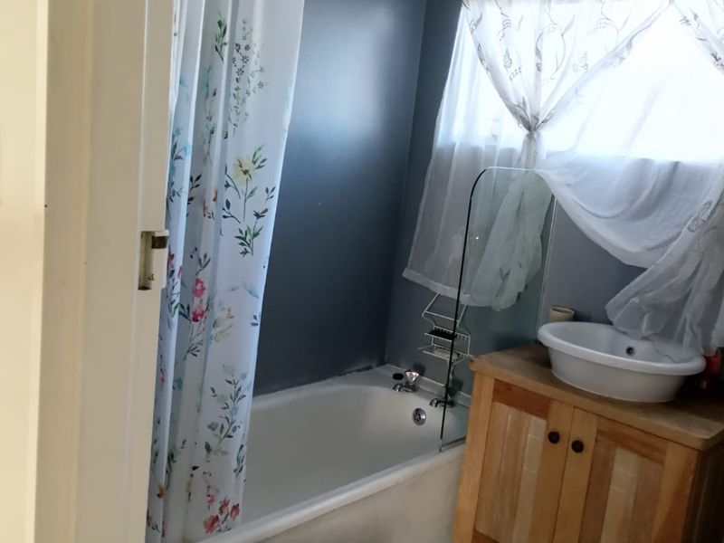 Fully Furnished 2-Bedroom Apartment with Garage, Steps from the Beach! - Photo 9