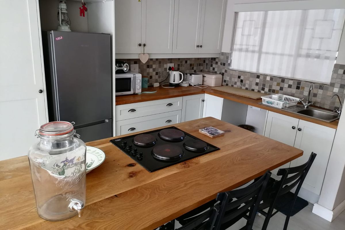 Fully Furnished 2-Bedroom Apartment with Garage, Steps from the Beach! - Photo 4