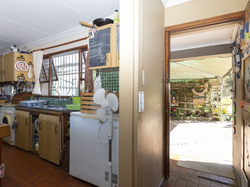 Sea View Living with Dual Accommodation and Income Potential - Photo 8