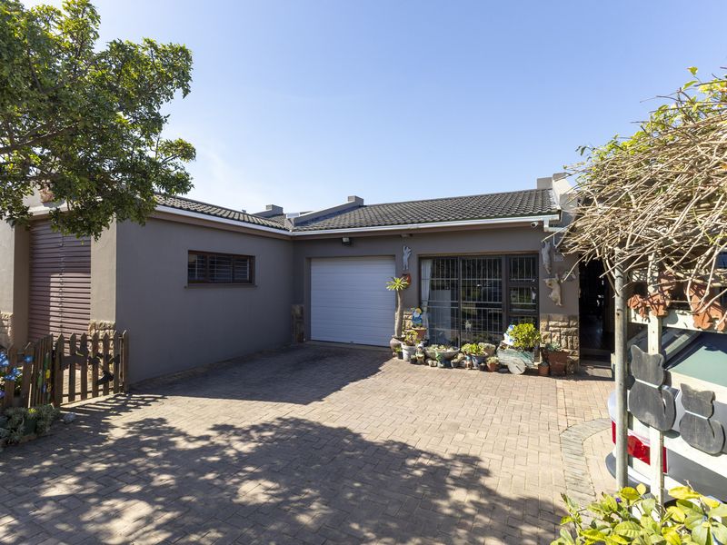 Sea View Living with Dual Accommodation and Income Potential - Photo 4