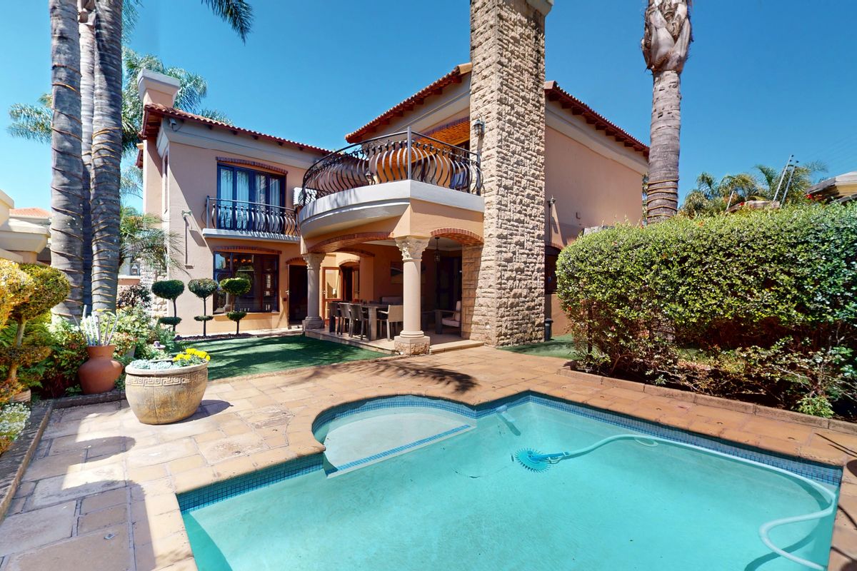 Grand Tuscan-Inspired Family Home in Prestigious Monti Cristo Estate! - Photo 3