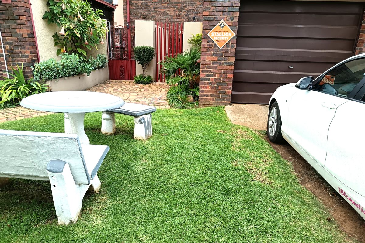 Charming Unit in a Quiet, Pet-Friendly Complex – Ideal for Peaceful Living - Photo 2