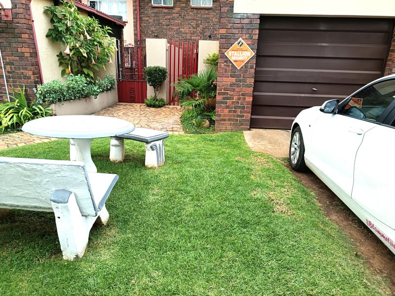 Charming Unit in a Quiet, Pet-Friendly Complex – Ideal for Peaceful Living - Photo 3