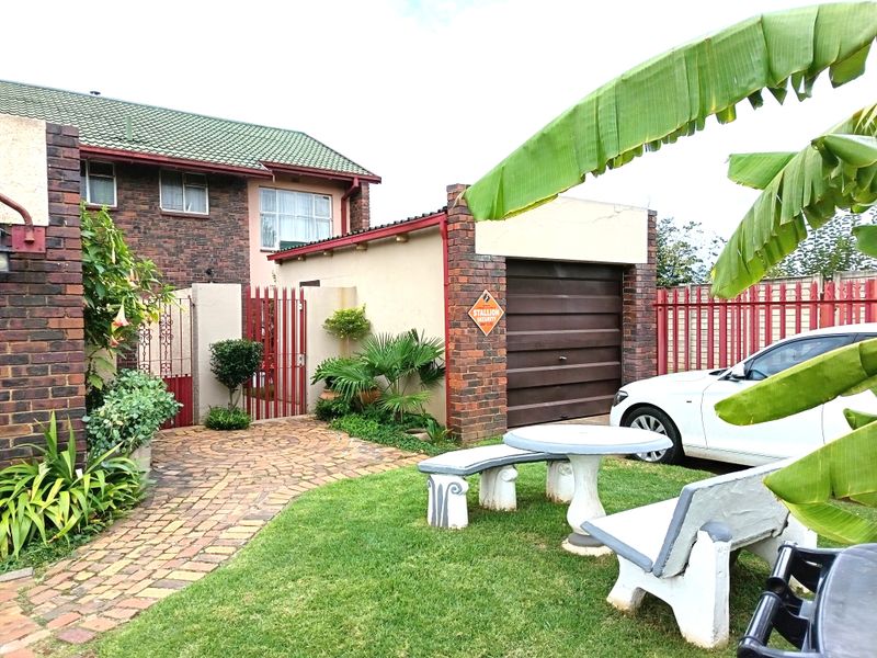 Charming Unit in a Quiet, Pet-Friendly Complex – Ideal for Peaceful Living - Photo 2