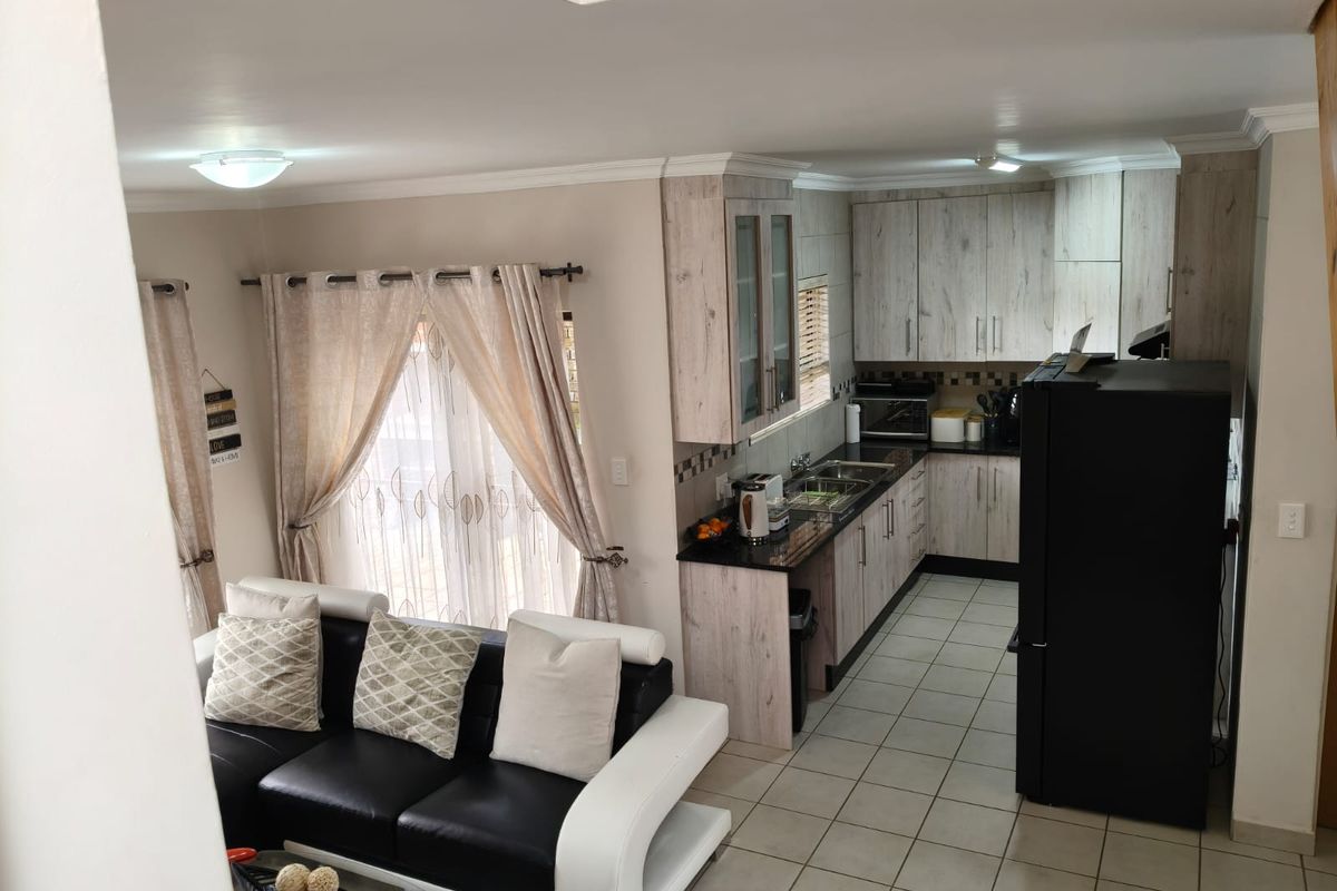 Modern Comfort & Secure Living in Olien, Waterval East, Rustenburg - Photo 4