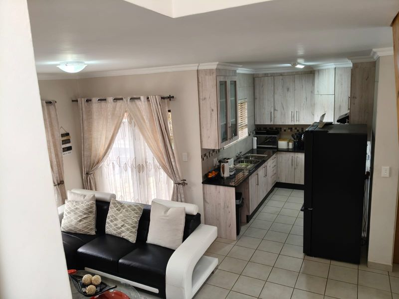 Modern Comfort & Secure Living in Olien, Waterval East, Rustenburg - Photo 4