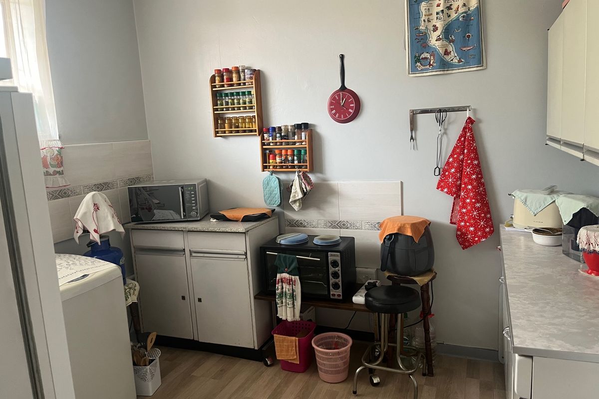 Charming One-Bedroom Apartment in Packwood Towers – Prime Lambton Location - Photo 5