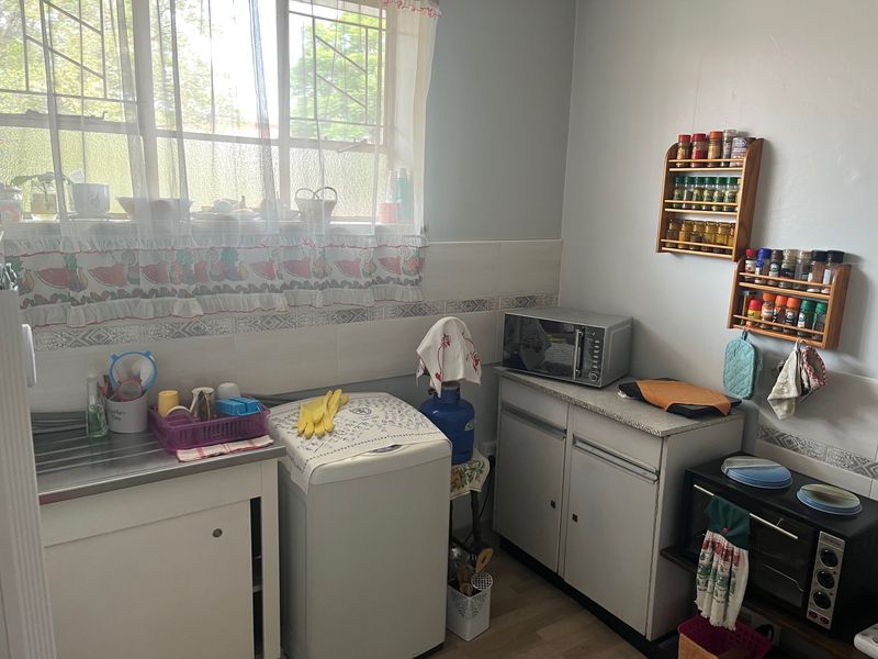 Charming One-Bedroom Apartment in Packwood Towers – Prime Lambton Location - Photo 8