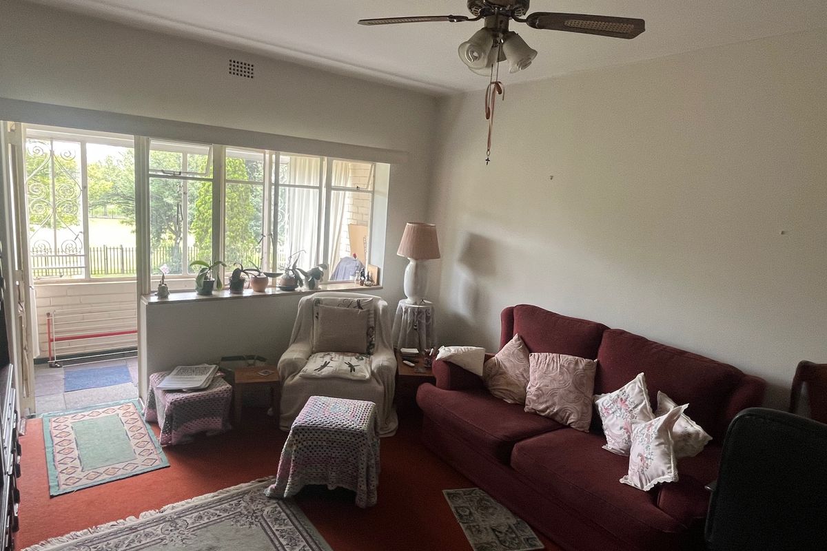 Charming One-Bedroom Apartment in Packwood Towers – Prime Lambton Location - Photo 2