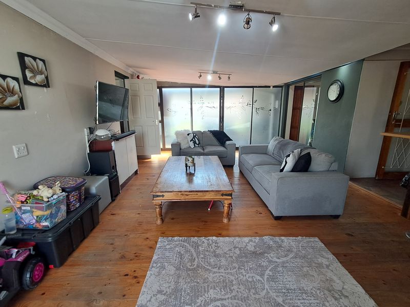 Family Home Offering Open Plan Space - Photo 5