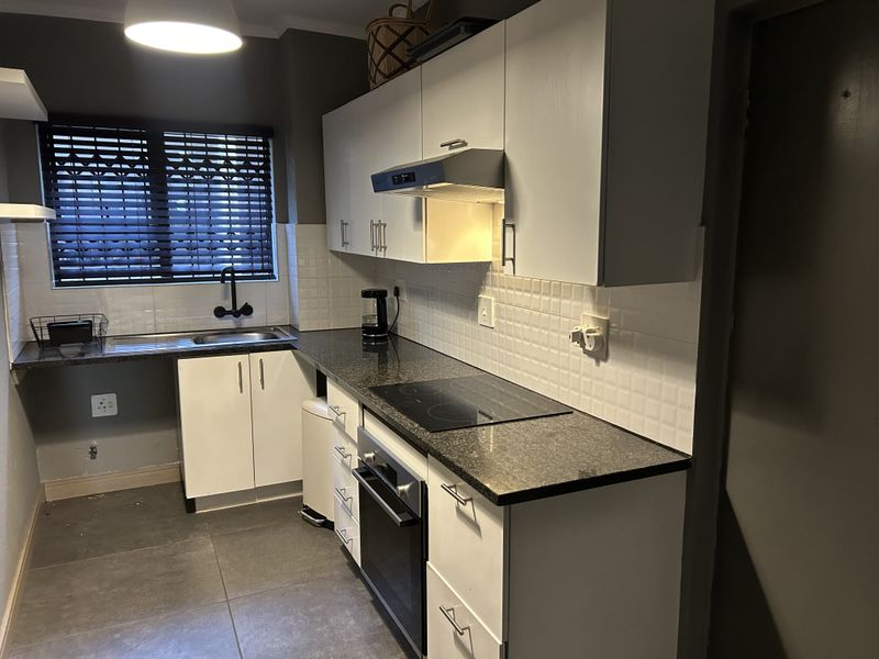 Sleek & Spacious 2 Bedroom, 2 Bathroom with Modern Finishes. - Photo 4