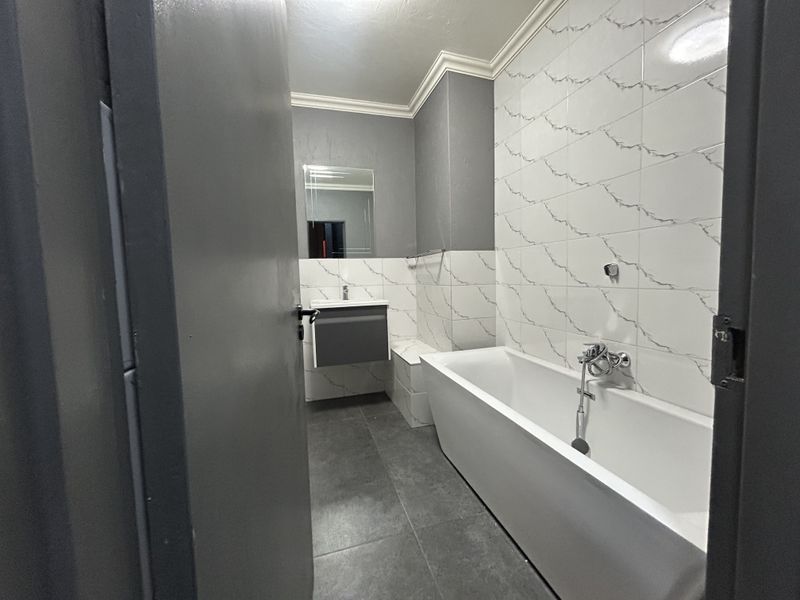 Sleek & Spacious 2 Bedroom, 2 Bathroom with Modern Finishes. - Photo 9