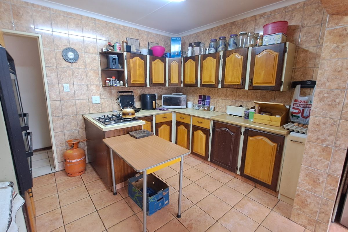 Spacious Family Home with Ample Parking for All Your Needs - Photo 5