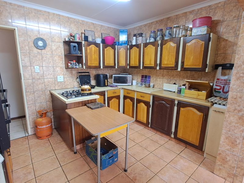 Spacious Family Home with Ample Parking for All Your Needs - Photo 5