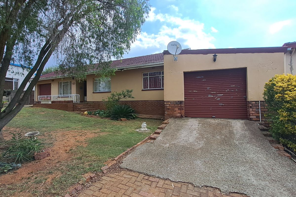 Spacious Family Home with Ample Parking for All Your Needs - Photo 2