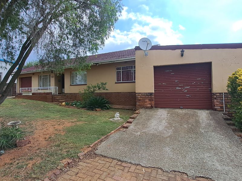 Spacious Family Home with Ample Parking for All Your Needs - Photo 2