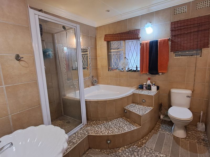 Spacious Family Home with Ample Parking for All Your Needs - Photo 9