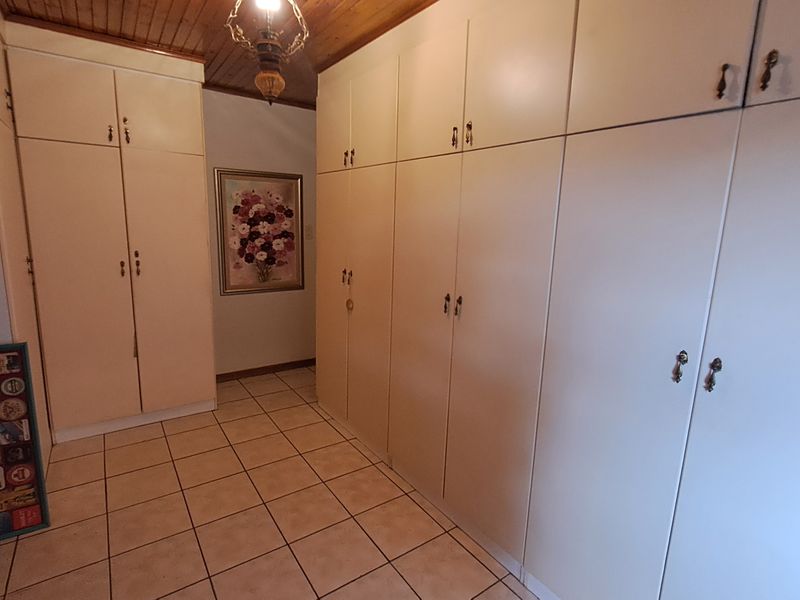 Spacious Family Home with Ample Parking for All Your Needs - Photo 10