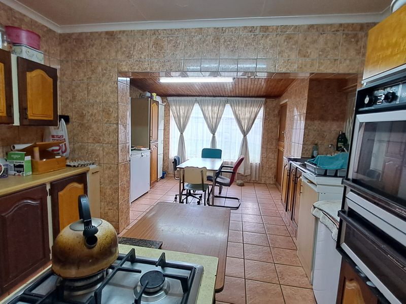 Spacious Family Home with Ample Parking for All Your Needs - Photo 6