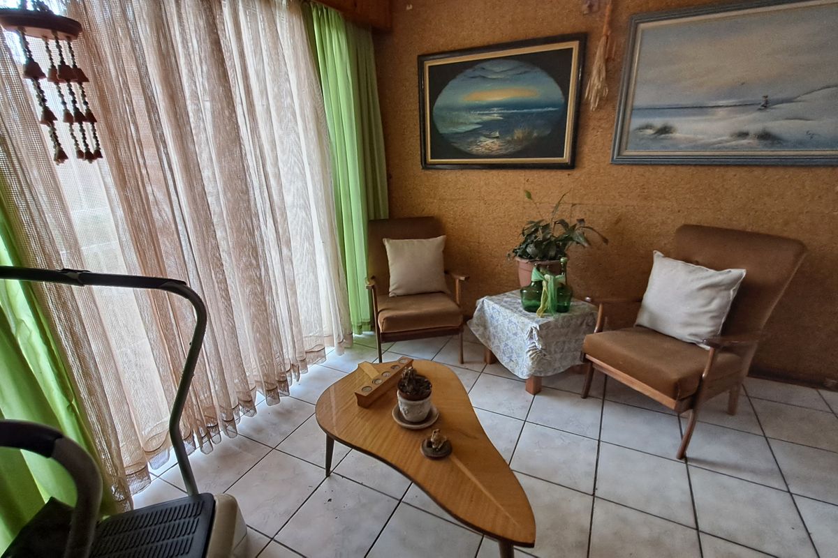 Spacious Family Home with Ample Parking for All Your Needs - Photo 4