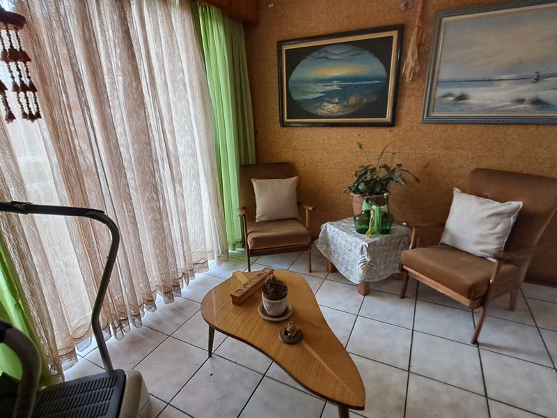 Spacious Family Home with Ample Parking for All Your Needs - Photo 4