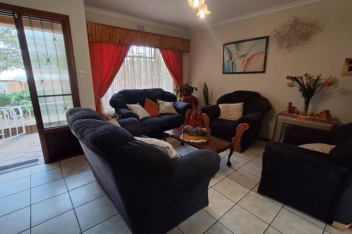 Spacious Family Home with Ample Parking for All Your Needs - Photo 3