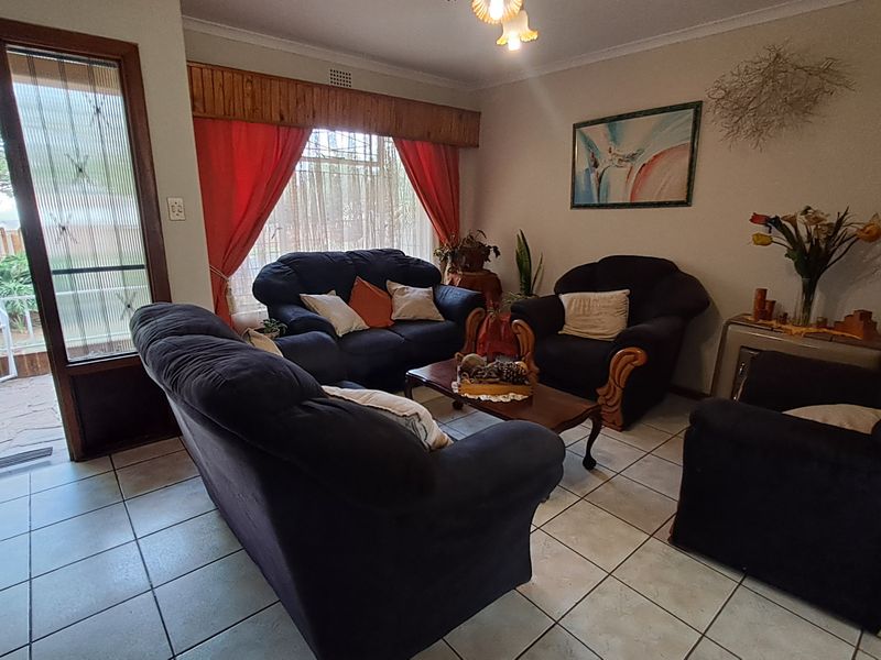 Spacious Family Home with Ample Parking for All Your Needs - Photo 3