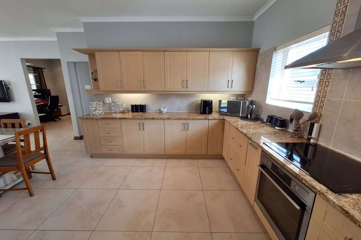 2-Bedroom Home with Study, Built-in Braai & Spacious Garage - Photo 5