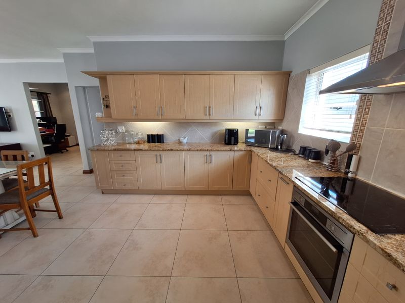 2-Bedroom Home with Study, Built-in Braai & Spacious Garage - Photo 5