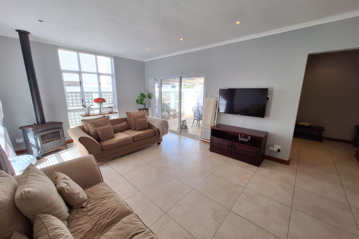 2-Bedroom Home with Study, Built-in Braai & Spacious Garage - Photo 3