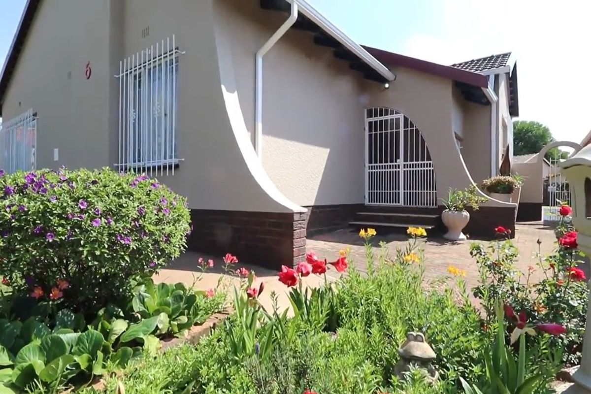 Spacious 4-Bedroom Family Home with Modern Comforts - Photo 4