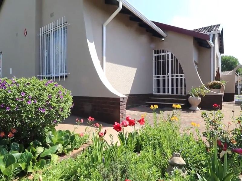 Spacious 4-Bedroom Family Home with Modern Comforts - Photo 4