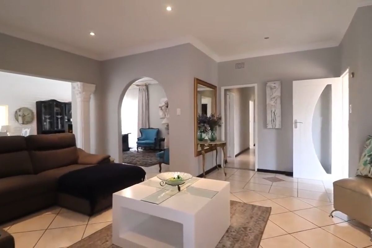 Spacious 4-Bedroom Family Home with Modern Comforts - Photo 5